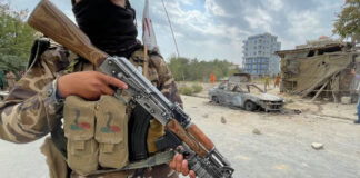 Talibanes cuelgan a un interprete de un helicóptero - Noticias Ahora