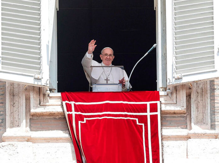 Papa Francisco recibe carta con tres balas