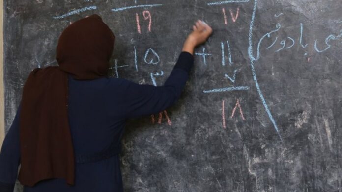 Talibán excluye a niñas y maestras