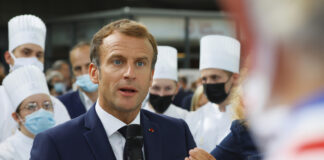Emmanuel Macron recibe un huevazo