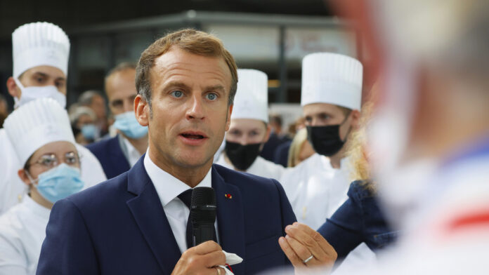 Emmanuel Macron recibe un huevazo
