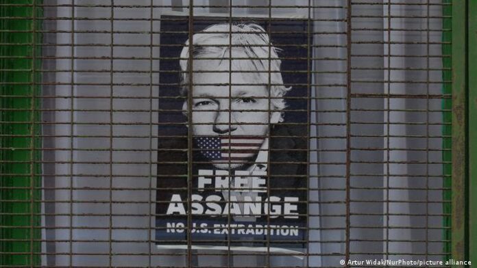 piden retirar cargos contra Assange