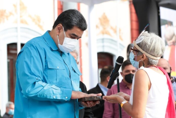 Lara entregan íconos de protección a Maduro