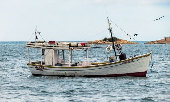 Rescatan a los pescadores que naufragaron