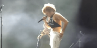 Cantante de rock orina en la cara de un fan