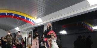 Regresan 99 venezolanos desde Ecuador