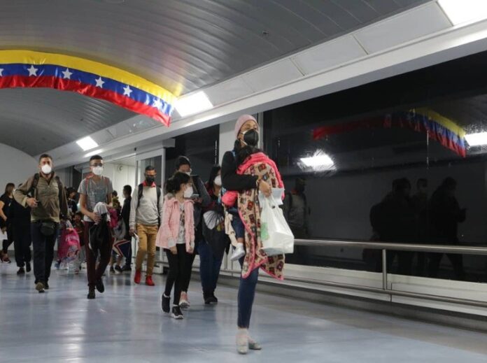 Regresan 99 venezolanos desde Ecuador