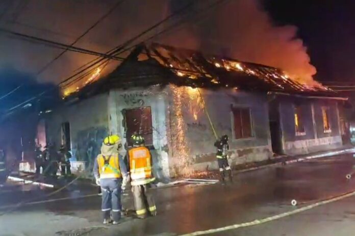 Incendio de una casa en Chile - Noticias Ahora
