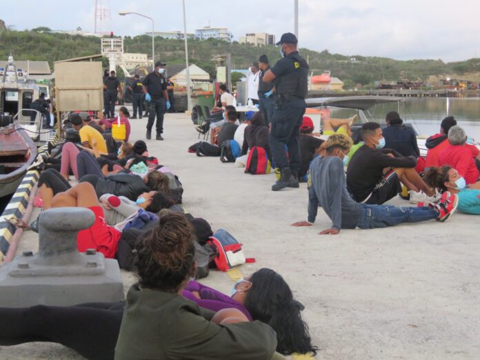 Deportan a 88 venezolanos desde Aruba