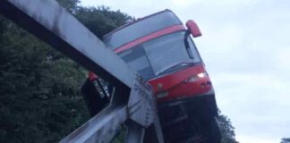 autobús se estrelló contra un puente