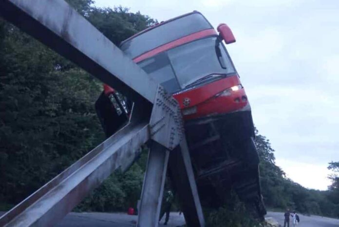 autobús se estrelló contra un puente