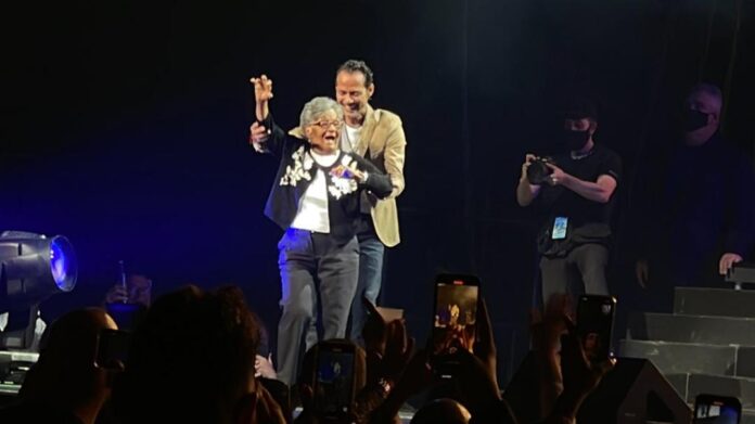 Marc Anthony cumple sueño de una abuela