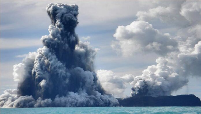 Volcán submarino provoca un tsunami en Tonga