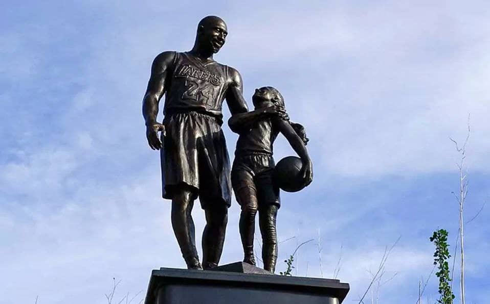 estatua de kobe bryant 2