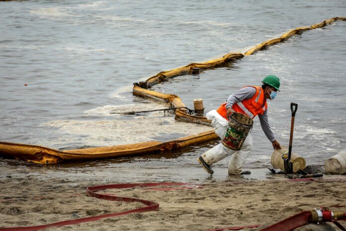 Perú paraliza suministro de petróleo