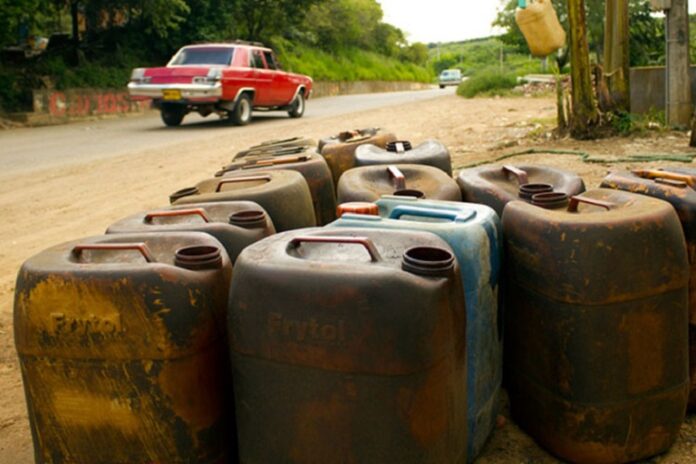 Denuncian acceso a gasolina solo para funcionarios - NA