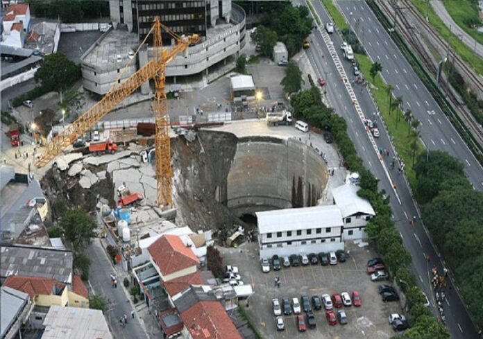 metro abrió un cráter en Sao Paulo