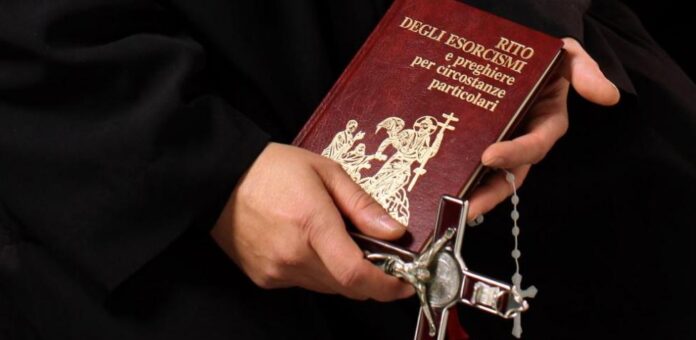 CEV autoriza 33 sacerdotes para realizar exorcismos