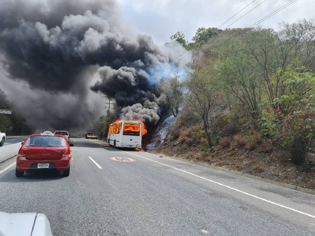 Se incendió unidad de transporte en la autopista Caracas  La Guaira