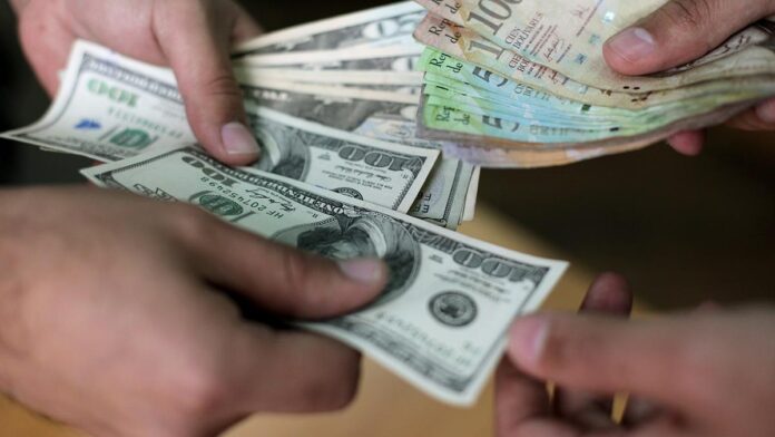 Maduro llevará el sueldo mínimo a 300$