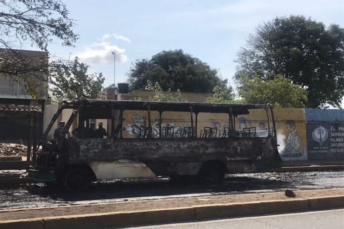 Transporte público se incendió en Coro - NA