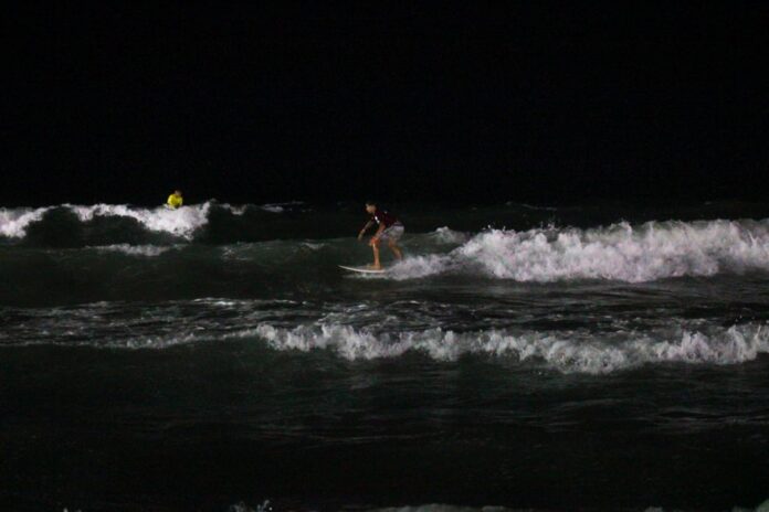 Playa Waikikí surfing nocturno