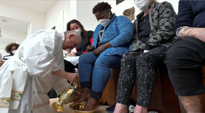Papa Francisco celebró el tradicional lavado de pies