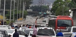 Paso cerrado en autopista Francisco Fajardo