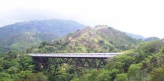 Hombre ahorcado viaducto Trujillo - NA
