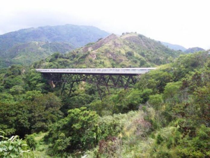 Hombre ahorcado viaducto Trujillo - NA