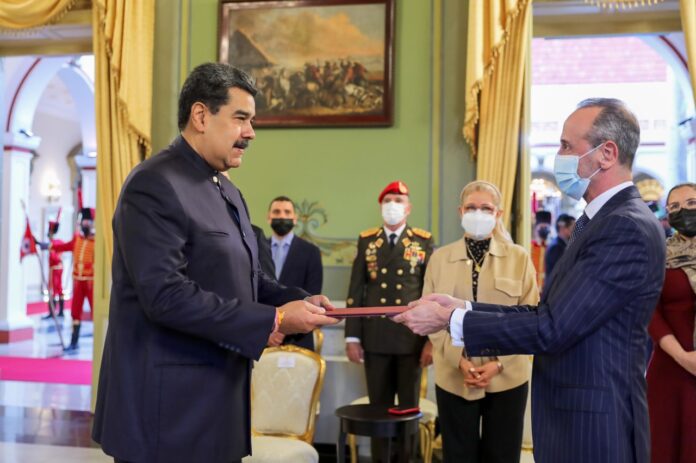 Maduro recibe cartas credenciales de Portugal