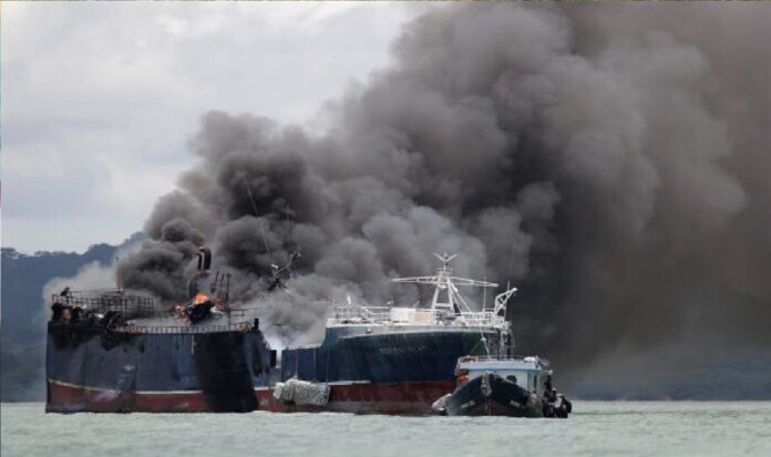 Se incendian tres buques pesqueros
