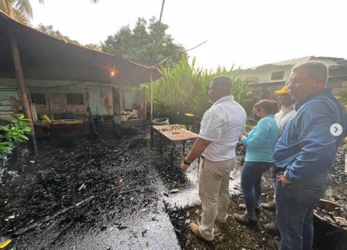 Denuncian derrame de petróleo en la Costa Oriental del Lago