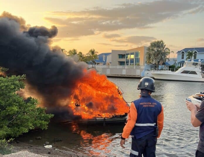 incendio de lancha en Lechería