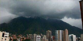 lluvias dispersas y cielos nublados
