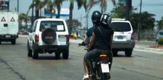 Ecuador prohíbe circulación de 2 personas en moto