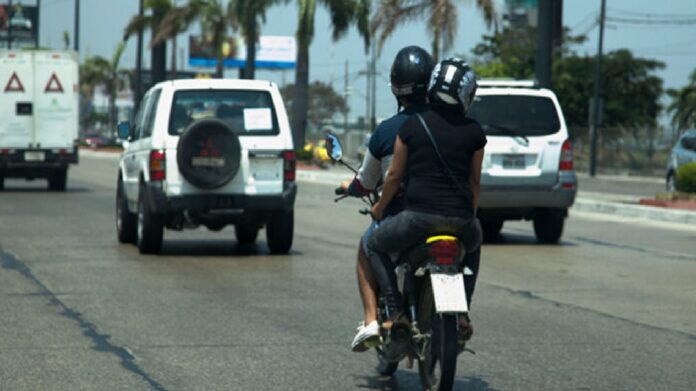Ecuador prohíbe circulación de 2 personas en moto