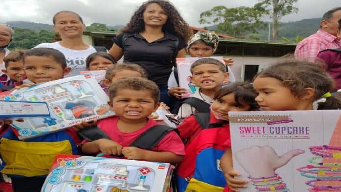 Gobernación de Carabobo entregó morrales y uniformes