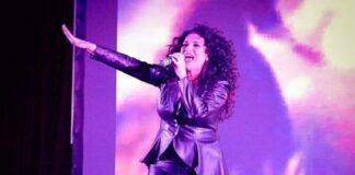Karina le volteó el celular a un fanático