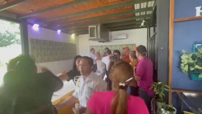 Juan Guaidó echado restaurante