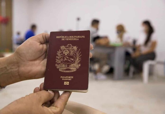 Dominicana extiende uso de pasaporte venezolano vencido