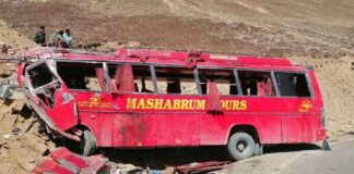Caída de un autobús por barranco en Pakistán