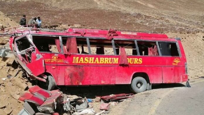 Caída de un autobús por barranco en Pakistán