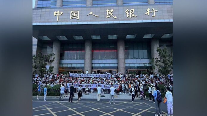 Manifestantes asaltan Banco de China