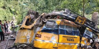 caída de un autobús por precipicio en India