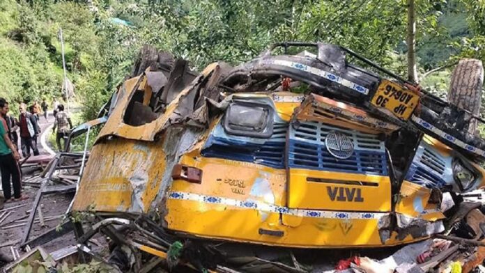 caída de un autobús por precipicio en India