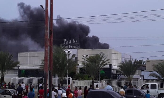 incendio en el Palacio de los Eventos de Ciudad Bolívar