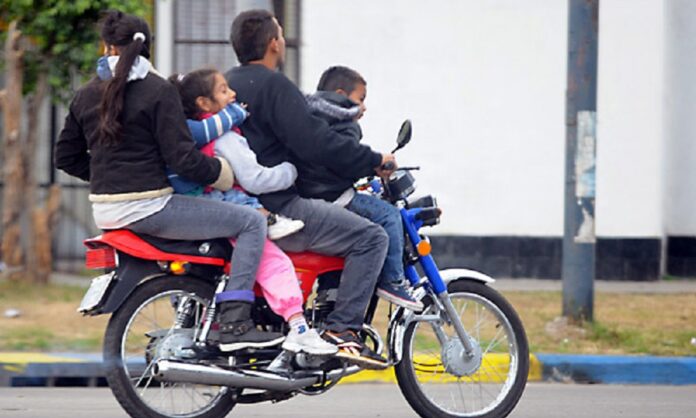 Prohíben trasladar niños en moto