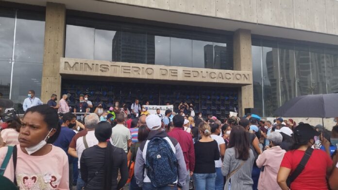 Educadores protestaron rechazo bono vacacional
