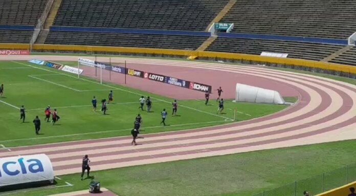 Hinchas de Deportivo Quito agreden al árbitro